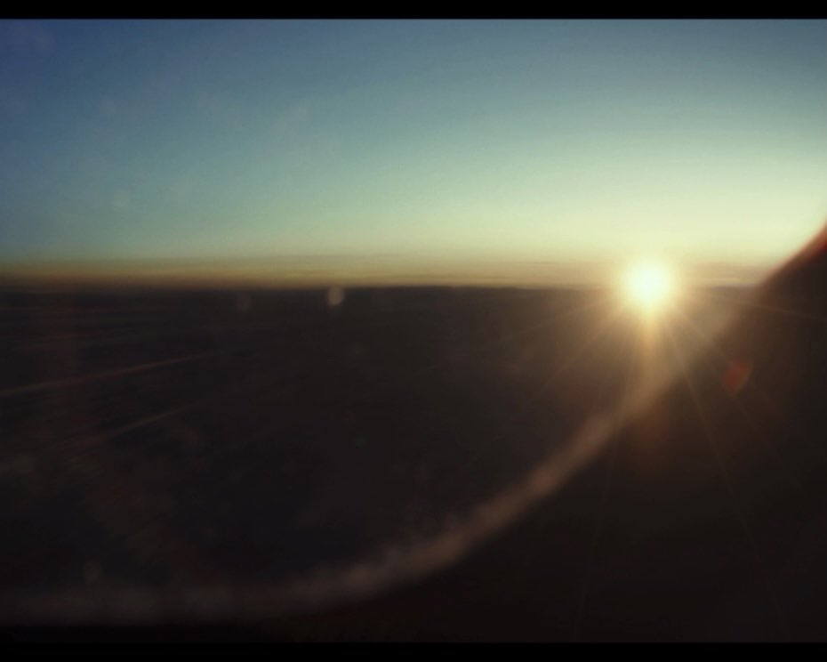 탑건 매버릭 초반에 이 시퀀스 너무 좋았음ㅜ 해질녘에 매버릭이 다크스타랑 출격해서 고도 순식간에 올리고, 덕분에 태양 다시 따라잡아서 '톡투미구스' 대사치는 거 -> 지는 해를 다크스타로 따라잡는 게 촬영감독 아이디어라고 ㅇㅇ