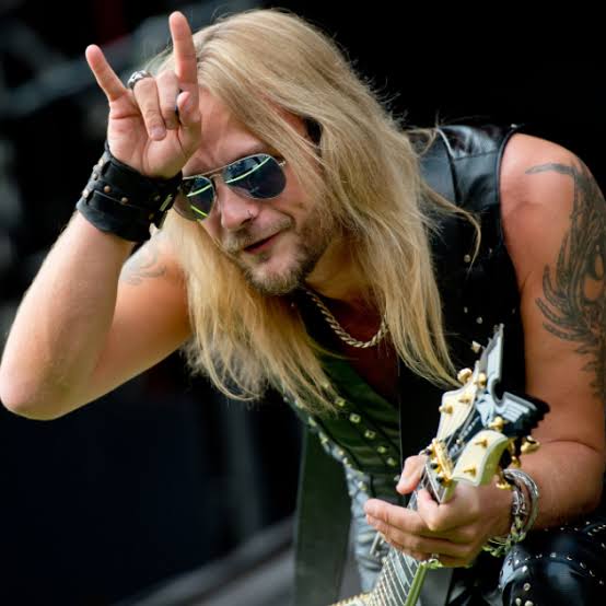 HAPPY NEW YEAR EVERYBODY!! Happy Birthday to \"The Falcon\" Richie Faulkner!! CHEERS! 