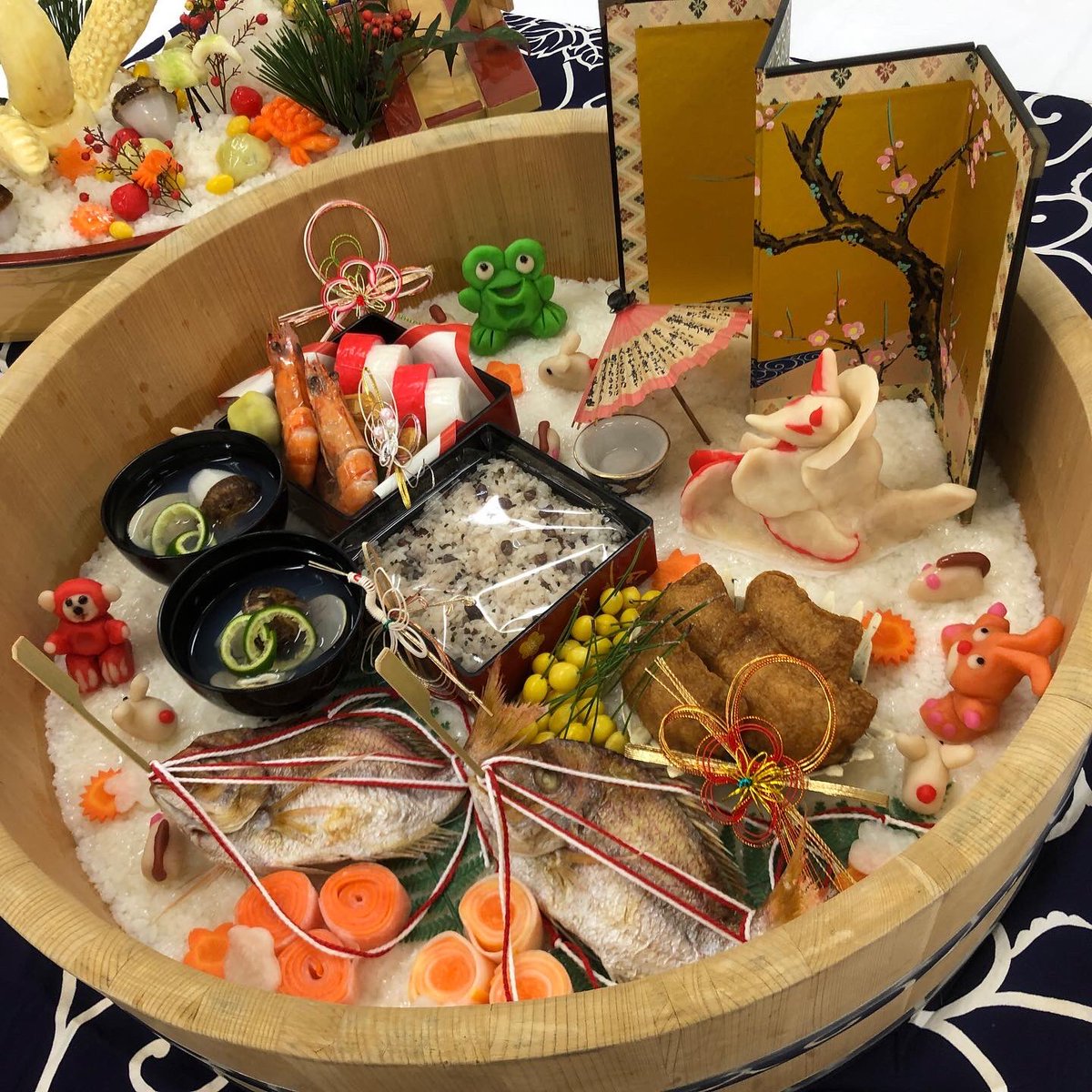 abe18997433's tweet photo. 新年あけましておめでとうございます。
本年もどうぞよろしくお願い致します。
調理師専門学校の料理作品展での展示作品です。

#志幡
#酒田市
#日本料理
#山居倉庫
#テイクアウト
#弁当
#山形県
#人参の飾り切り　
#食の都庄内
#庄内たび https://t.co/KiclxPhKdD