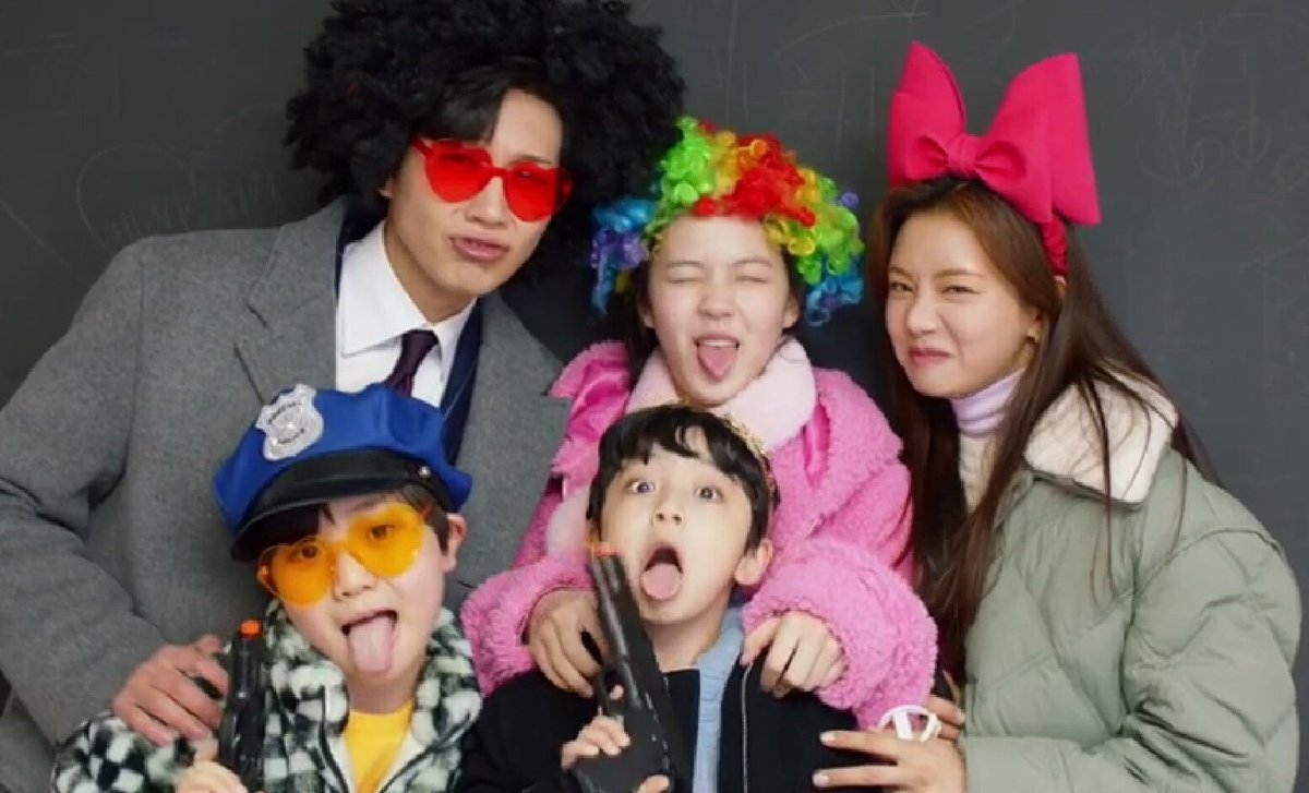 Annsm08's tweet photo. Happy New Year from my fave Lee Fam ❤
Parang gusto ko ulet i-marathon yung 52 episodes😆
#YLAG
#YoungLadyAndGentleman https://t.co/Vm39SzawhX