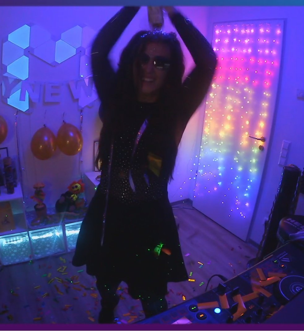 Ein Frohes neues Jahr an alle!💜🤗

Ich hab gestern mit ganz tollen Menschis ins neue Jahr reingefeiert und holy moly war das ein kranker Musikstream!!!! Fast 8std, 4 Konfettibomben mit Fehlzündungen😂, viele Tränen, viel Freude, viel Musik und unfassbaren Support💜💜💜Danke!