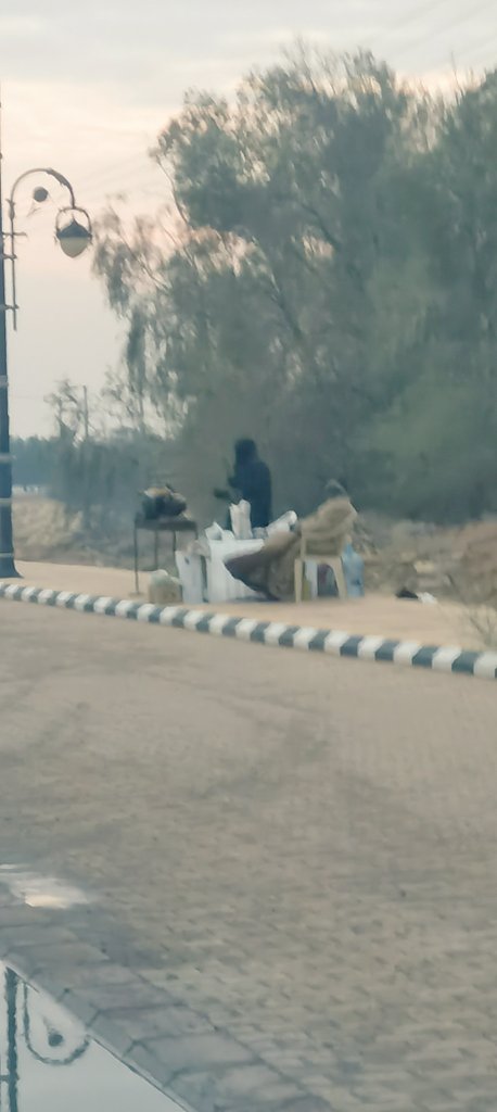 news_shaqra's tweet photo. يبيع شاهي على الجمر في البرد هو وزوجته لأجل لقمة العيش
يستحقون منا دعمهم بالشراء منهم
المكان أمام غسلة بالقرائن الشارع العام https://t.co/WEuYz9CtrE