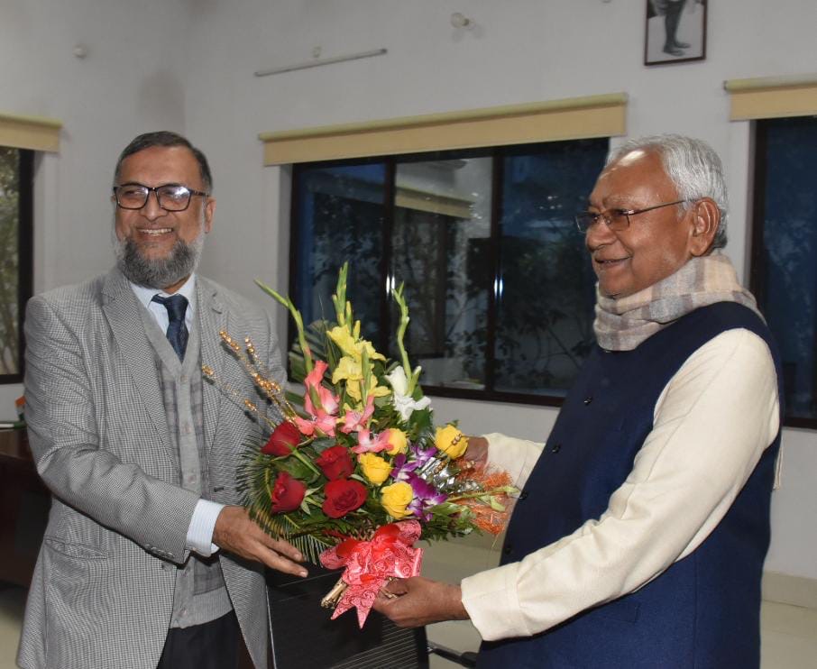 NitishKumar's tweet photo. नववर्ष के अवसर पर 1 अणे मार्ग स्थित अपने आवास पर लोगों की बधाइयां एवं शुभकामनाएं स्वीकार कीं तथा उन्हें नववर्ष की शुभकामनाएं दीं। https://t.co/wdE94lP5gN