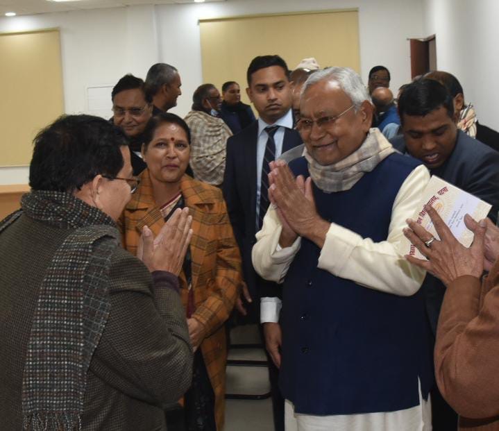 NitishKumar's tweet photo. नववर्ष के अवसर पर 1 अणे मार्ग स्थित अपने आवास पर लोगों की बधाइयां एवं शुभकामनाएं स्वीकार कीं तथा उन्हें नववर्ष की शुभकामनाएं दीं। https://t.co/wdE94lP5gN