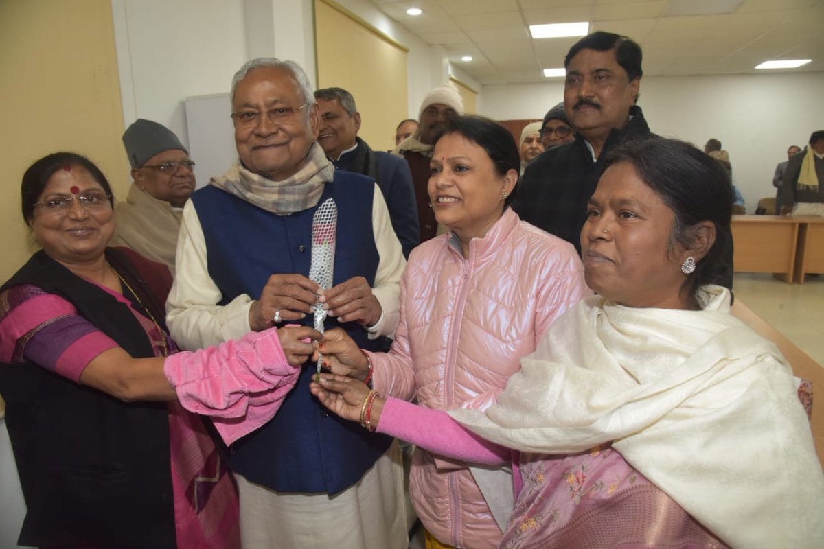 NitishKumar's tweet photo. नववर्ष के अवसर पर 1 अणे मार्ग स्थित अपने आवास पर लोगों की बधाइयां एवं शुभकामनाएं स्वीकार कीं तथा उन्हें नववर्ष की शुभकामनाएं दीं। https://t.co/wdE94lP5gN