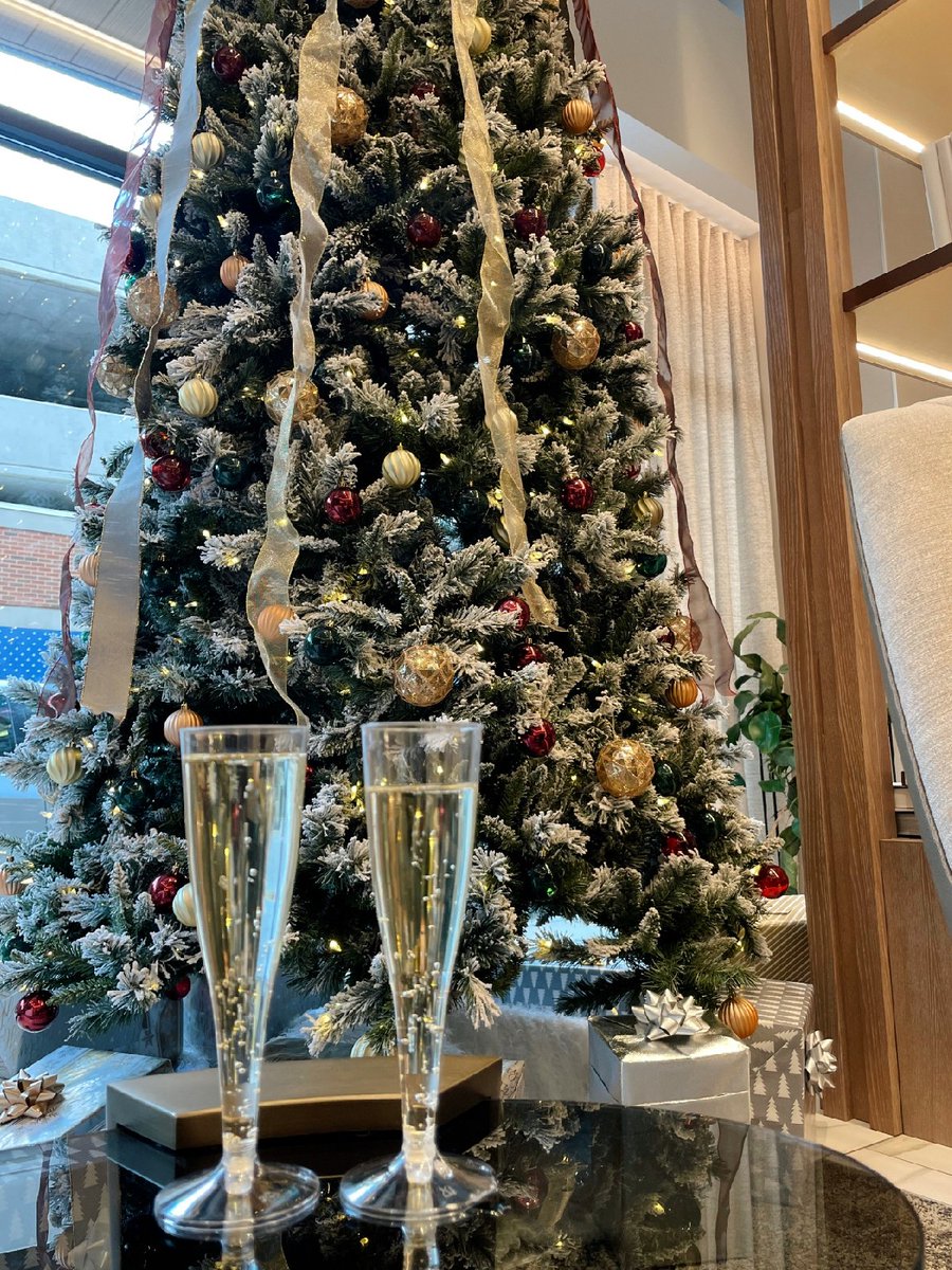 ACHotelSTL's tweet image. Happy New Year! Cheers to another year of #SignatureMoments and a #PerfectlyPrecise stay at the @ACHotelSTL.