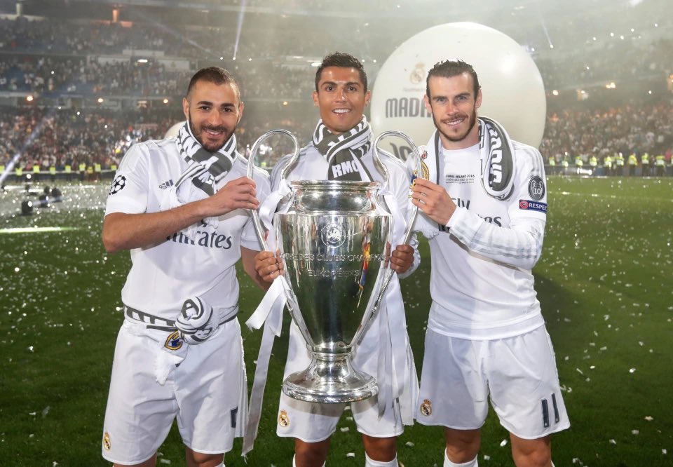 TFoot__'s tweet photo. Karim Benzema, Gareth Bale et Cristiano Ronaldo ont évolués ensembles pendant 5 saisons au Real Madrid. Durant ces 5 saisons, la BBC a soulevé 4 fois la Ldc.

Sûrement le meilleur trio de l'histoire du football ❤️ https://t.co/iHfqC9dXzo