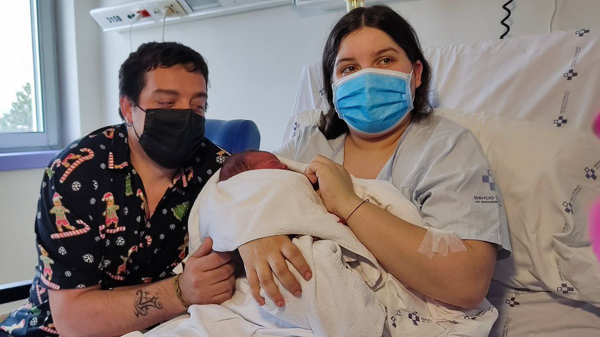 astursalud's tweet photo. 🗓️👶🏼Este primer día del año nos ha traído la alegría de los nacimientos en casi todas las áreas sanitarias #Asturias
🎉Felicidades familias‼️
🙏🏼Muchas gracias a los profesionales🥼
📸El➕madrugador: Dylan, que convierte en familia numerosa a Fran y Lidia
📍#HUSA #Avilés #AreaIII https://t.co/hCXqYKYhKR