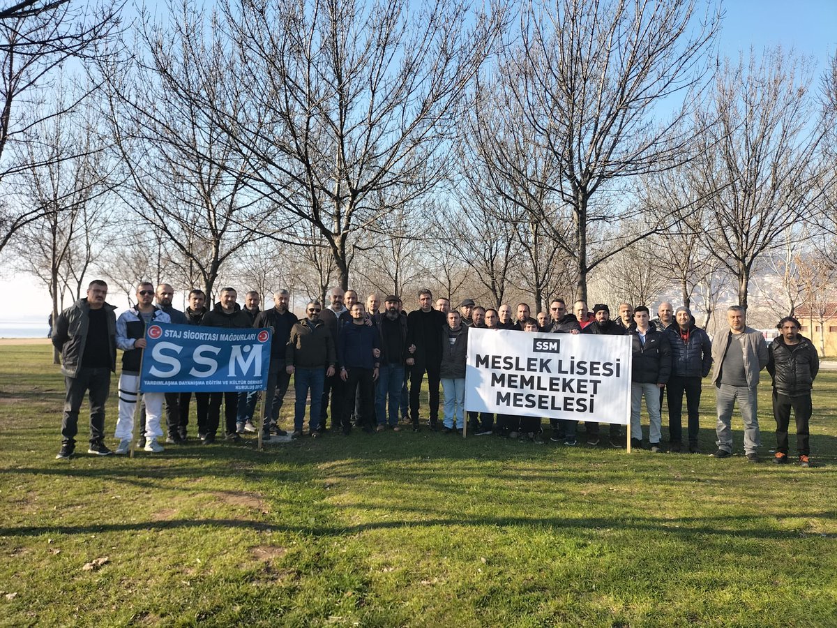 maydin09's tweet photo. Bu kararlı ve istikrarlı kitle, tebriki ve takdiri fazlasıyla hak ediyor. Kocaeli’deki staj sigortası mağdurları yılın ilk gününde #StajKomisyona demek için toplanmış. Dileriz talepleri duyulur ve gerçeğe dönüşür. https://t.co/E5h3UE3y3O