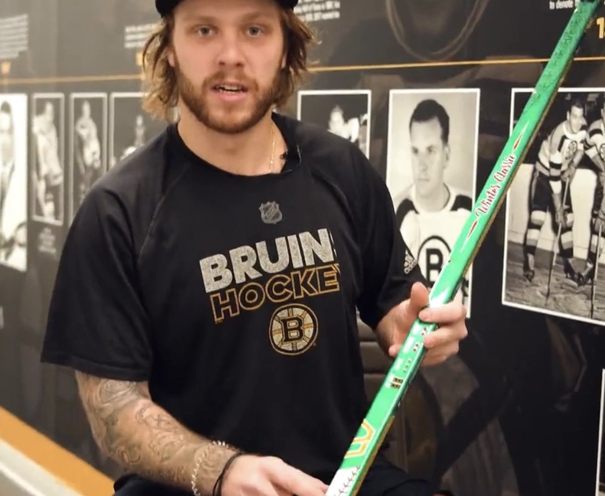 marinakmaher's tweet photo. David Pastrnak honoring Big Papi and Fenway on his stick and skates for the #WinterClassic 🔥 @bauerhockey https://t.co/5hxilBC2VG