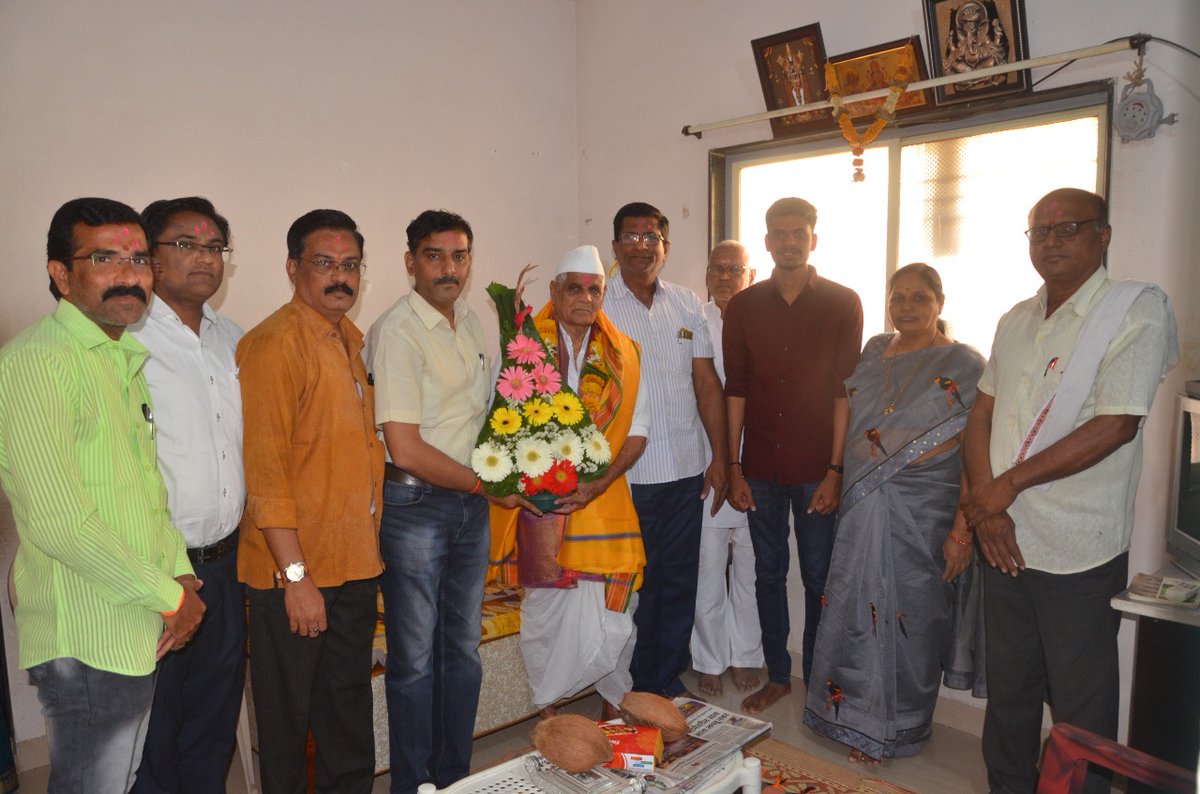 InfoParbhani's tweet photo. #परभणी ज्येष्ठ स्वातंत्र्यसैनिक रजनीकांत मार्तंडराव कौसडीकर यांचा आज ९३ वा वाढदिवस‌. यानिमित्त अपर जिल्हाधिकारी डॉ. प्रताप काळे यांनी त्यांच्या घरी जावून भेट घेतली. त्यांचा यथोचित सन्मान करून वाढदिवसाचे अभिष्टचिंतन केले व दिर्घायुष्याच्या शुभेच्छा द��ल्या. 
@CollectorParbh1 
(१/२) https://t.co/T3vgYIYCxm