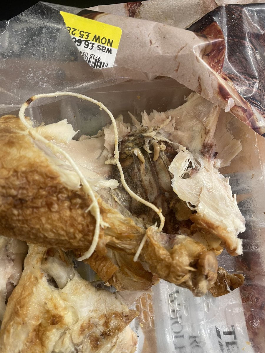 HarryM69's tweet photo. @Tesco selling chicken with MAGGOTS 🤢🤢#tesco https://t.co/5Q2cScn9wo