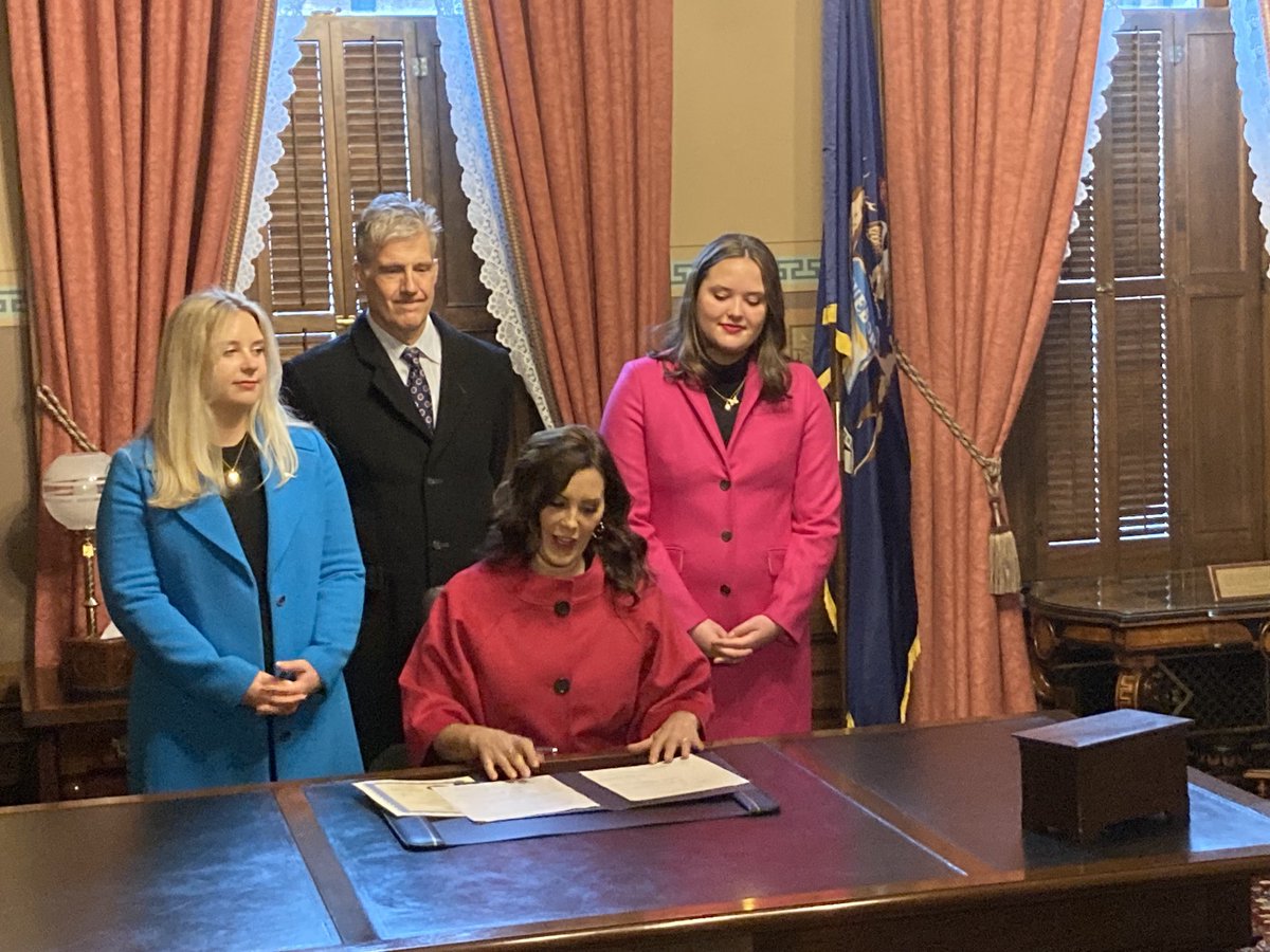 Jon🐦🌝 on Twitter "RT paulegan4 MI Gov Gretchen Whitmer, flanked by