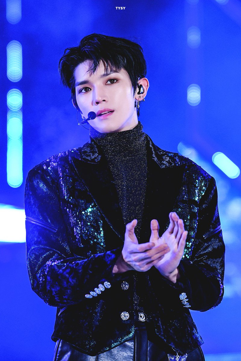 LEETAEYONGl's tweet photo. @GateofAyden performance with a little speech.

“Today I'll perform a special song requested by the bride; she came to me yesterday and told me to sing Ariana Grande's song, so I hope everyone, especially the wedding couple, can be entertained.”

Damian signaled the band to start the song. https://t.co/Lu7WrqVFTS