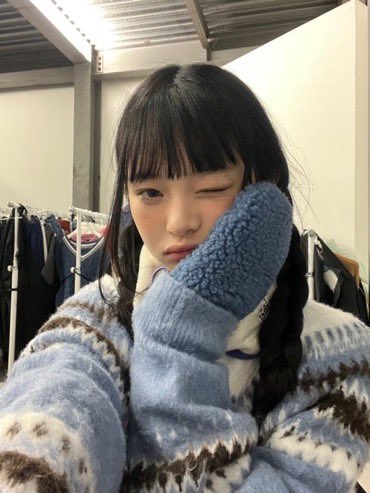 yunjinpicsx's tweet photo. THIS HANNI https://t.co/63MPYQPRd9