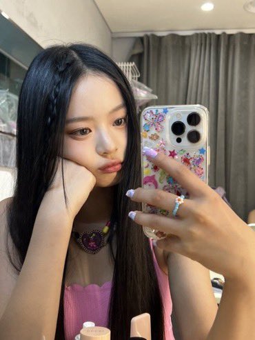yunjinpicsx's tweet photo. THIS HANNI https://t.co/63MPYQPRd9
