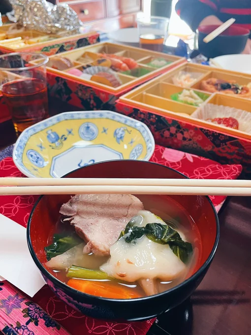 夫がお雑煮にチャーシュー入れたら美味しいんじゃないか説を唱えて作ってくれたら絶品だった。お正月じゃなくても食べたい。
うちに集まった親戚たちの分まで作ってくれた。私はおばあちゃんと兎のお正月飾り作った。 