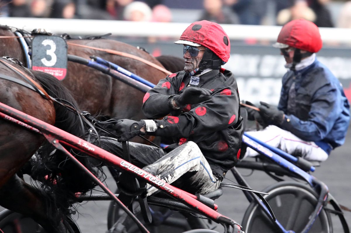 equidia's tweet photo. ๐ Au sulky de Dรฉlia du Pommereux, le driver ๐๐ข๐๐ซ๐ซ๐-๐๐ฏ๐๐ฌ ๐๐๐ซ๐ฏ๐ remporte pour la premiรจre fois une "Qualif" ร l'occasion du Prix d'Amรฉrique Races Zeturf Qualif 5 - Prix de Bourgogne (Gr.2).
#PDAR #PDARQ5 https://t.co/wWIjlXVny4