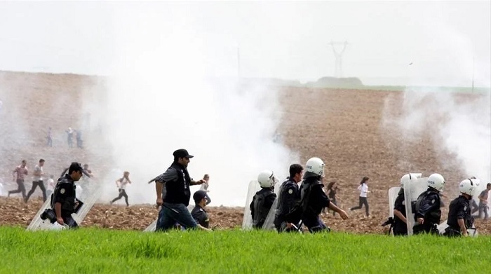 Lozan'ın Bitişiyle Boş Arazilere Akın Eden Vatandaşların ''Petrolü Kim Çıkaracak?'' Kavgasında Kazma ve Kürekler Konuştu: 116 Yaralı... zaytung.com/haberdetay.asp…