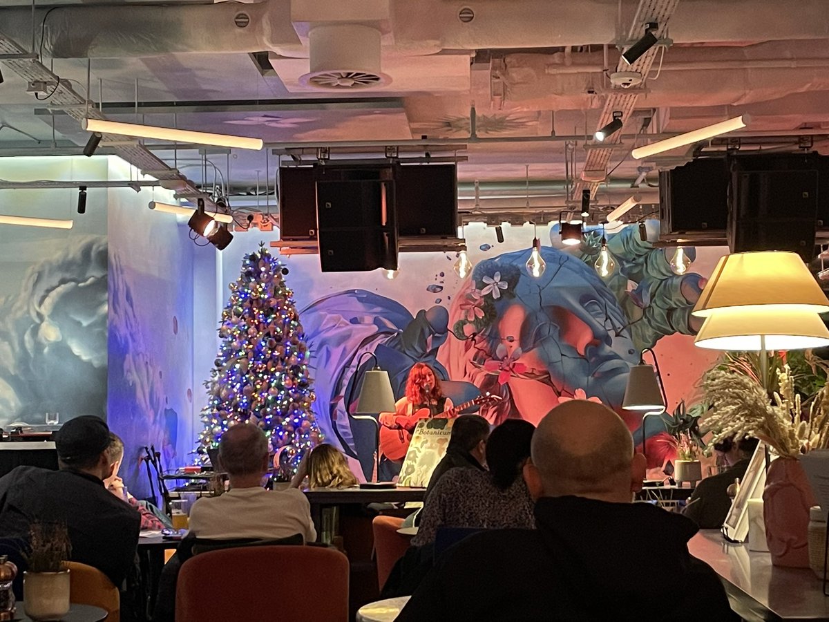 What better way to kick off 2023 🎶 
Well done to <a href="/edhogmanay/">Edinburgh's Hogmanay</a> <a href="/EssentialEdin/">Essential Edinburgh</a> for a crackin First Footin line up. First up, the awesome <a href="/annieboothmusic/">Annie Booth</a> playing to a packed Eve <a href="/virginhotelsedi/">Virgin Hotels Edinburgh</a> 
Looking to blow away those cobwebs..get yourself along for some #livemusic