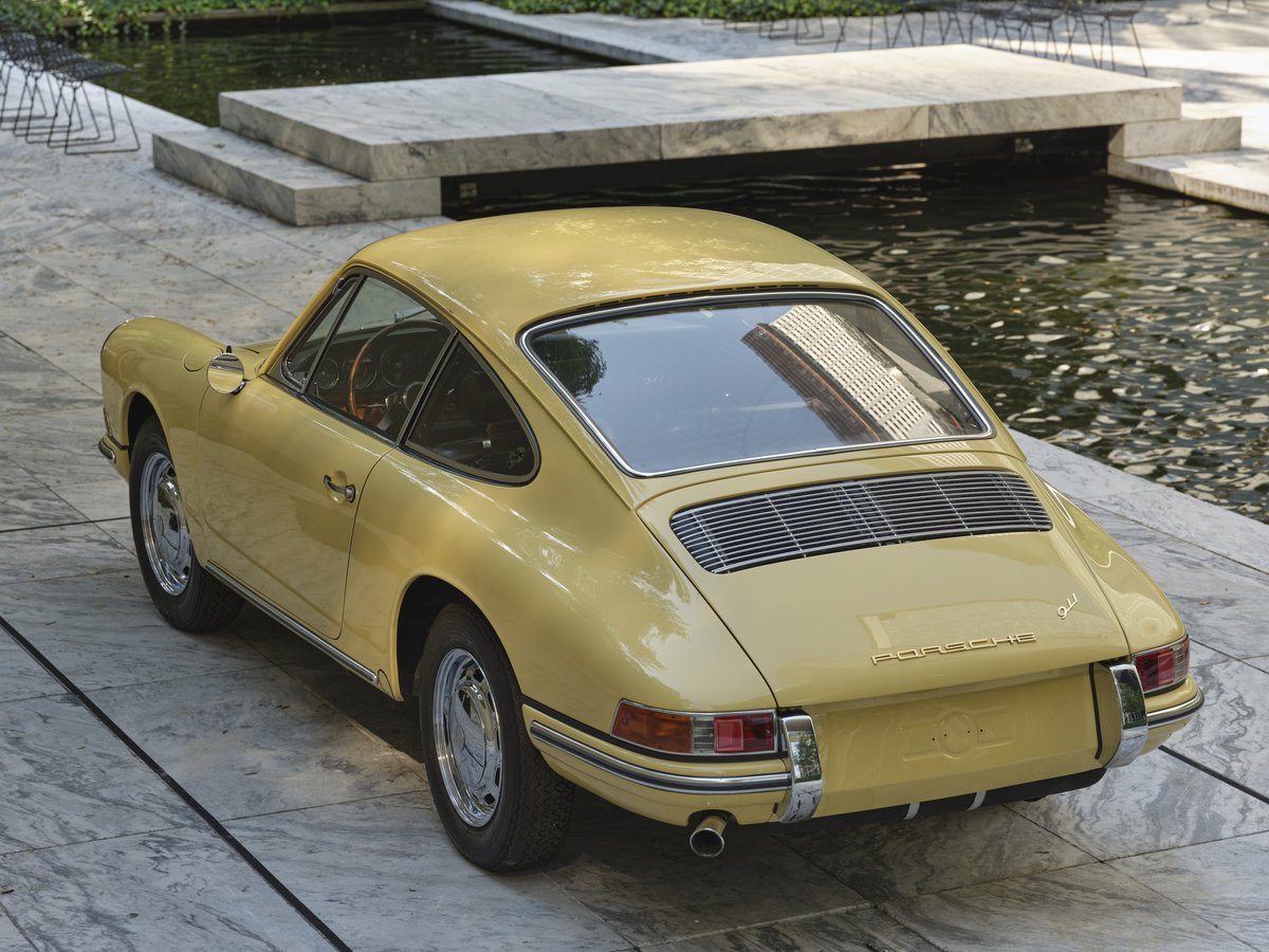 New York Modern Sanat Müzesi MoMa'da sergilenen, kurucu Ferdinand Porsche’un torunu tasarımcı Ferdinand Alexander Porsche tarafından 1964 yılında tasarlanan efsane araba Porsche 911.