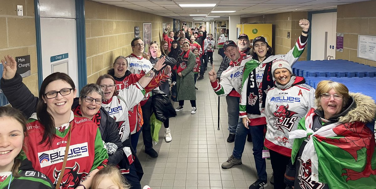 gez1087's tweet photo. @cardiffdevils Away supporters ready and waiting to bring some noise to @flamesicehockey #LetsGoDevils #cardiffdevils #awaysupport https://t.co/u4fGfhX9Eg