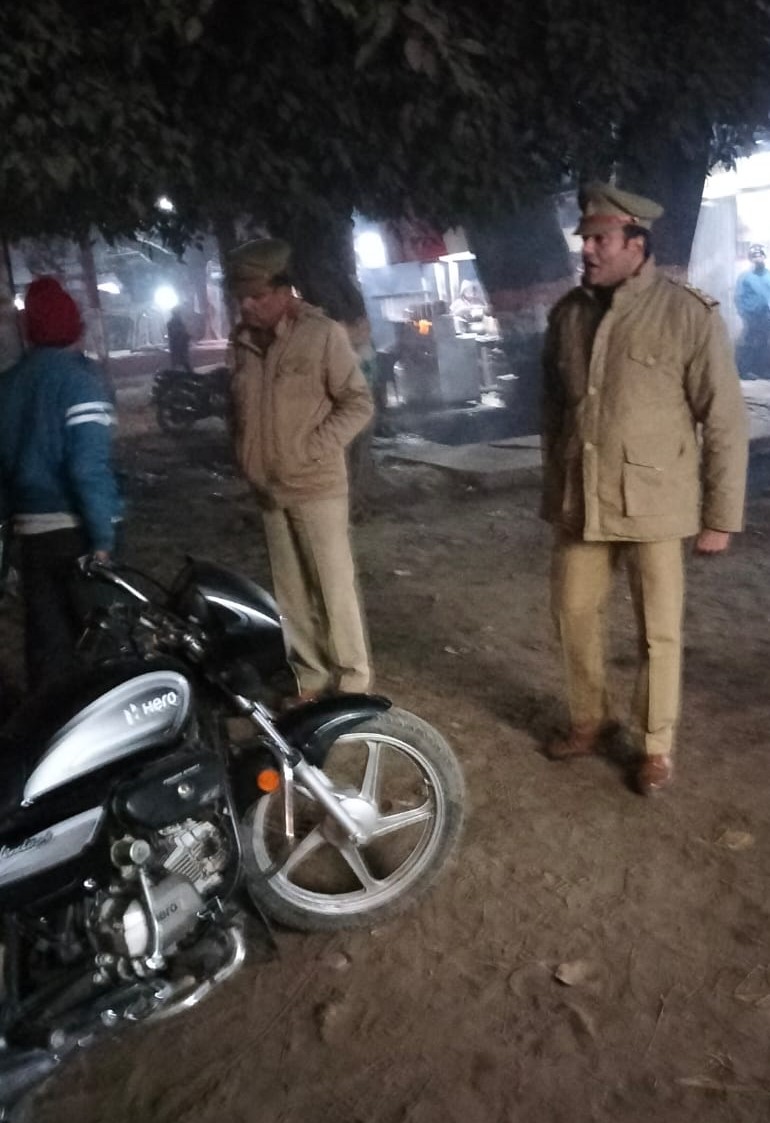 bareillypolice's tweet photo. #DIGBareilly के निर्देशन में प्रभारी निरीक्षक सीबीगंज #bareillypolice द्वारा पुलिस बल के साथ शान्ति एवं कानून व्यवस्था बनाये रखने के दृष्टिगत थाना क्षेत्र के मुख्य चौराहों,स्थानों व भीड़-भाड़ वाली जगहों पर पैदल गश्त कर संदिग्ध व्यक्ति/वाहनों की चेकिंग की गयी।
#UPPolice https://t.co/JVNohGz47v