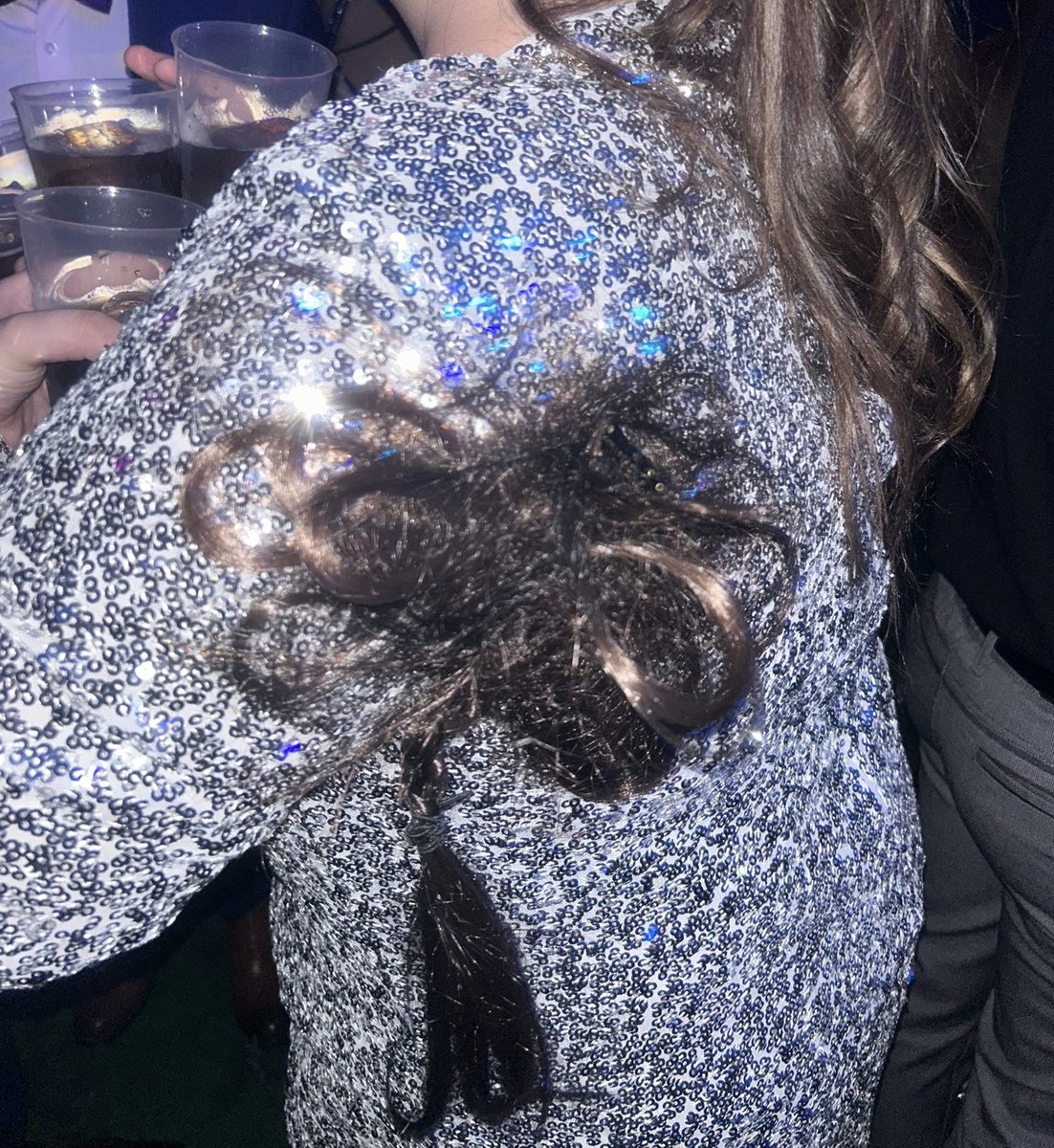 ireeneeromera's tweet photo. a la que ayer en el ifelor se le quedaron enganchadas sus extensiones en mi vestido lo siento mucho https://t.co/97LnFhSDVw