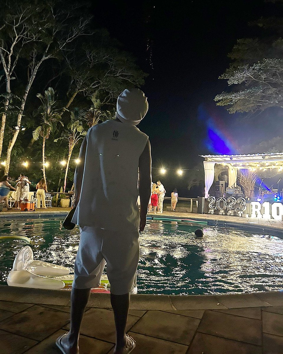 10Ronaldinho's tweet photo. Feliz 2023! https://t.co/6MqBbDfAC6