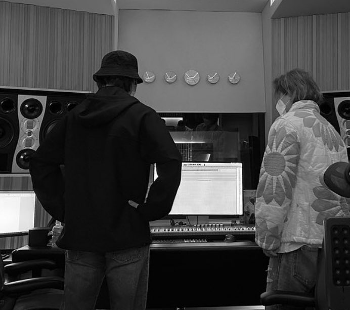 info_jimin's tweet photo. É REAL  🔥

Jimin no último post do taeyang no instagram! O feat vindo ai mesmo 👀

#JIMIN #지민 @BTS_twt https://t.co/5f5YY7HCWn