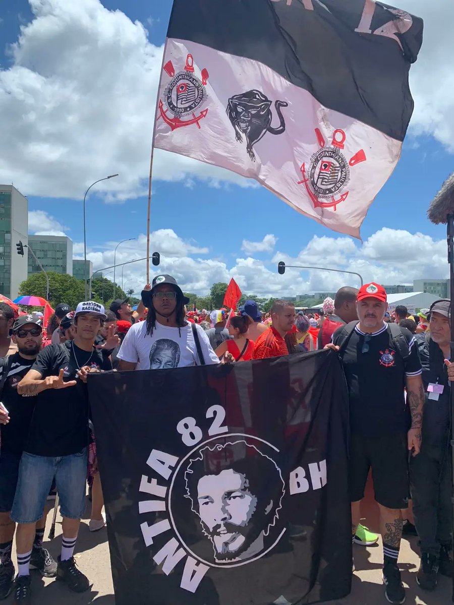 OGloboPolitica's tweet photo. Torcidas organizadas do Corinthians prestigiam posse de Lula. https://t.co/4rzqd0Wda0 https://t.co/YkmloVqg56