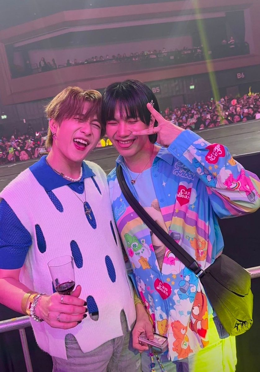 greybiuble's tweet photo. cheers to our best duo 🥳 #UsBuild https://t.co/Juywezy4ro