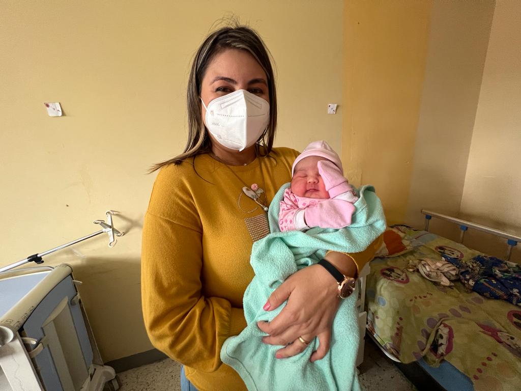 #01Ene #AlMomento La Jefa del Gabinete Social, Roosmary de Reyes, se encuentra con la hermosa niña Mónica Saraí Dudamel Peña, primera nacida del año 2023 en el ambulatorio de La Carucieña. <a href="/LuisJonasReyes/">Luis Jonás Reyes</a> <a href="/delcyrodriguezv/">Delcy Rodríguez</a> @dcabello <a href="/ViceSocialT_ve/">Vice Social y Territorial</a> #Bienvenido2023DeAmor