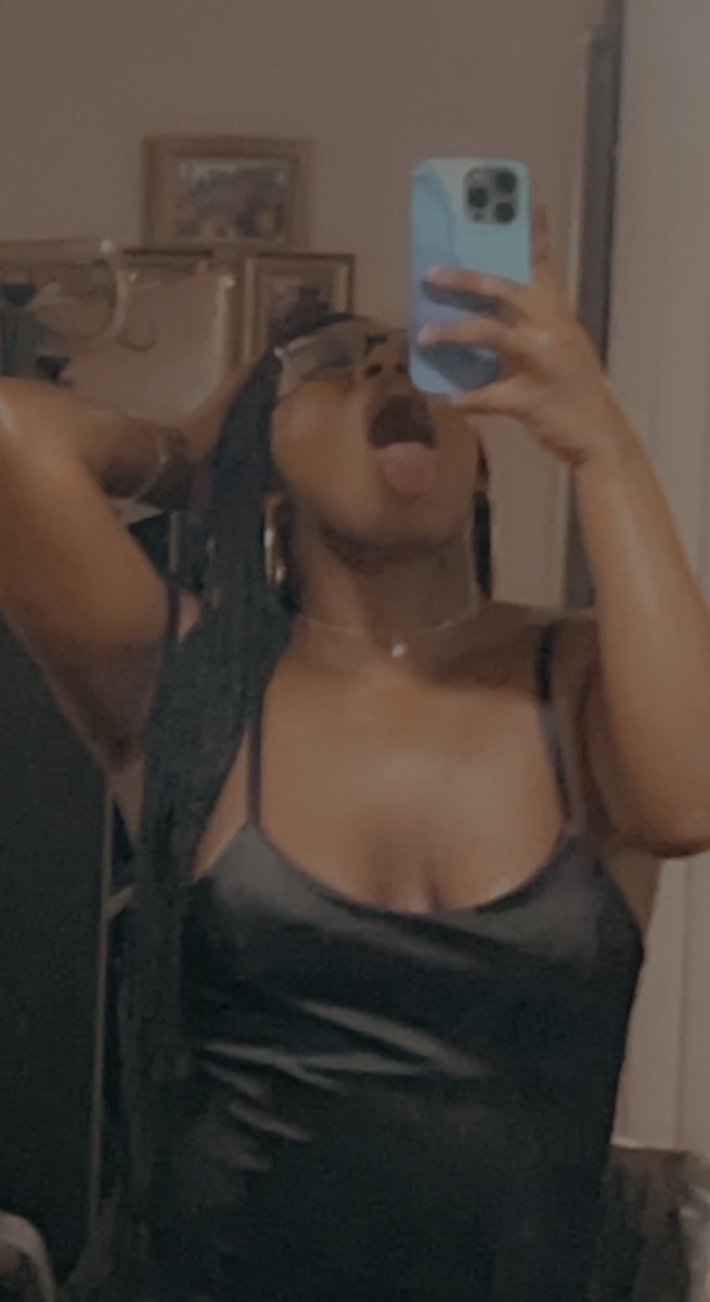 blackroshay's tweet photo. Happy New Year 🖤✨ https://t.co/scaStJgZLk