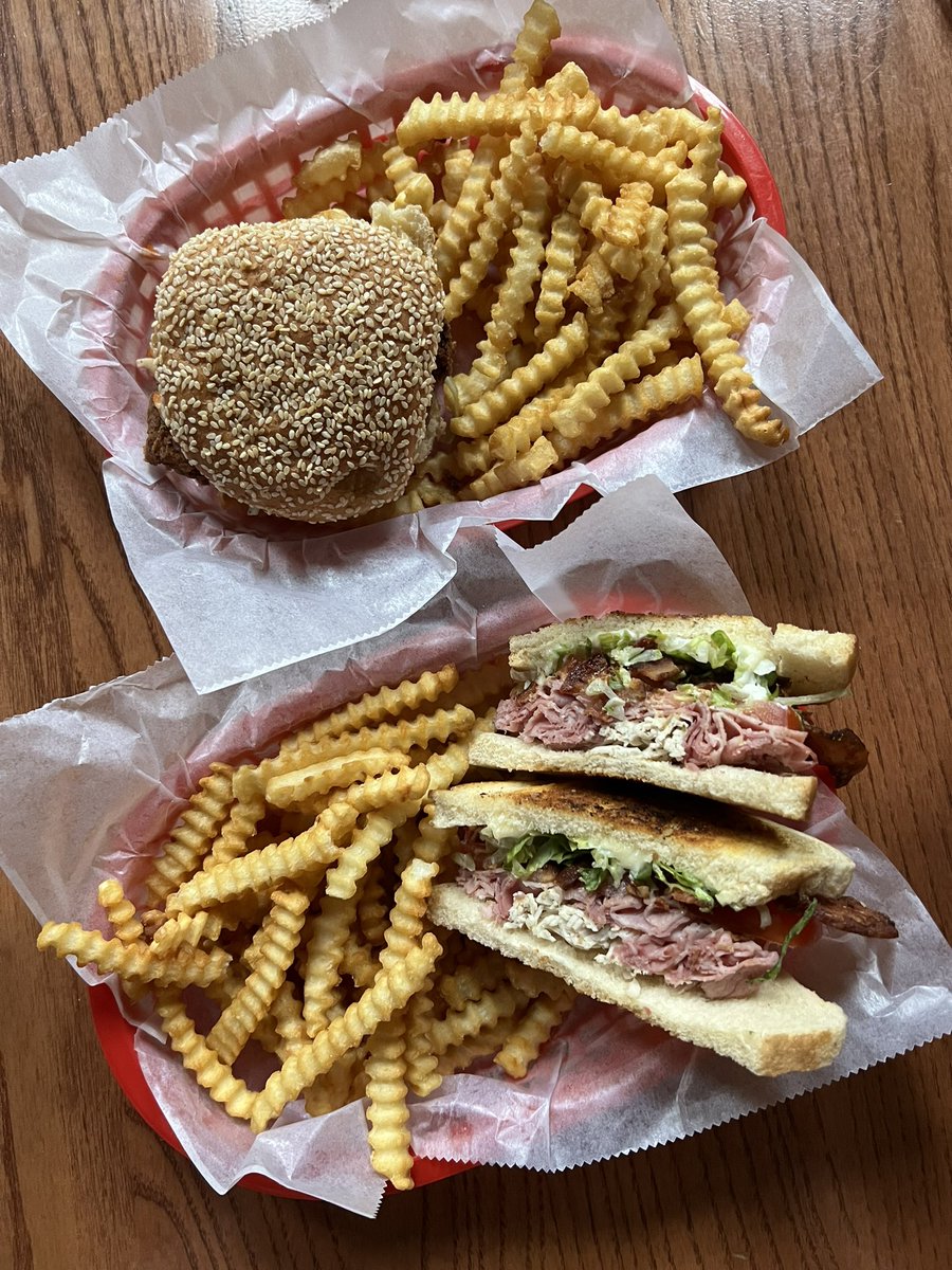 Happy New Year! Get on down to The Hi-Mark for hair of the dog, hangover recovery fries, football all day, or all three. Don’t forget the big one Monday Nite 🐅🏈🦬 #seeyouatthehimark #newyearsday #backtolife #eastend #cincinnati #beer