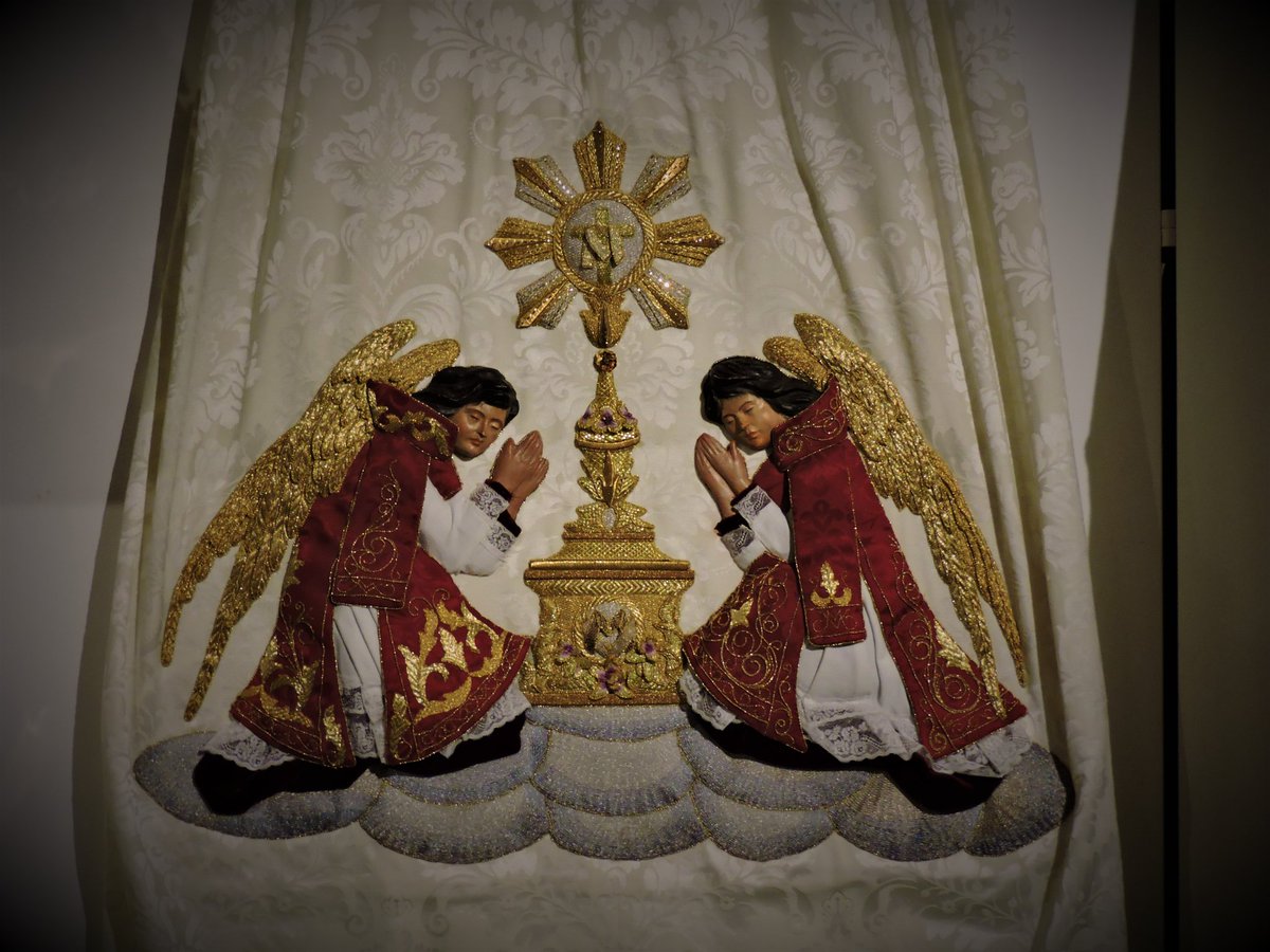 Adoración al Santísimo.

#DeFormaMagnífica