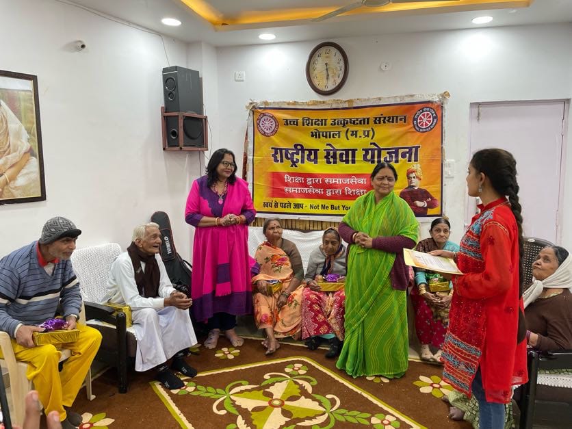 NSSBUBhopalMP's tweet image. भोपाल जिले के उच्च शिक्षा उत्कृष्टता संस्थान भोपाल की रासेयो इकाई द्वारा अपना घर वृद्ध आश्रम में 30 दिसंबर को एक दिवसीय विशेष शिविर आयोजित किया गया।
@YASMinistry 
@_NSSIndia 
@highereduminmp 
@NSSCELLGOVMP