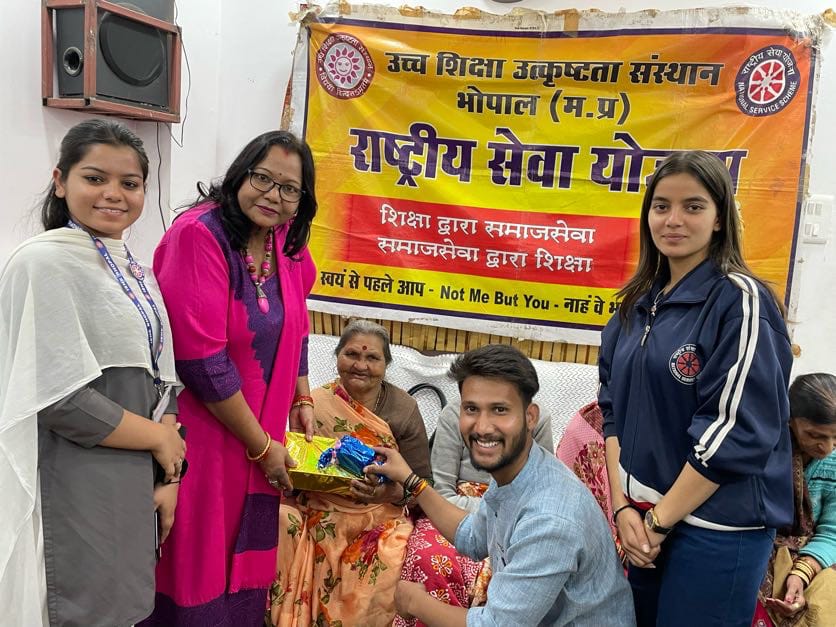 NSSBUBhopalMP's tweet image. भोपाल जिले के उच्च शिक्षा उत्कृष्टता संस्थान भोपाल की रासेयो इकाई द्वारा अपना घर वृद्ध आश्रम में 30 दिसंबर को एक दिवसीय विशेष शिविर आयोजित किया गया।
@YASMinistry 
@_NSSIndia 
@highereduminmp 
@NSSCELLGOVMP