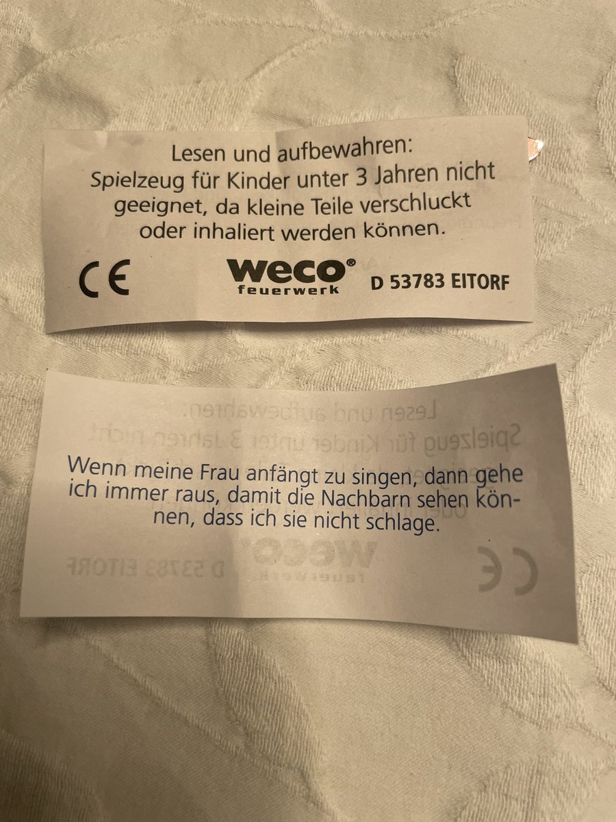 war sprachlos als die kleine tochter des gastgebers gestern abend diese „witze“ aus unseren knallbonbons vorgelesen hat. was für eine frauenverachtende scheisse ist das bitte?? für kinder ab 3?? happy 1953🤬 #weco