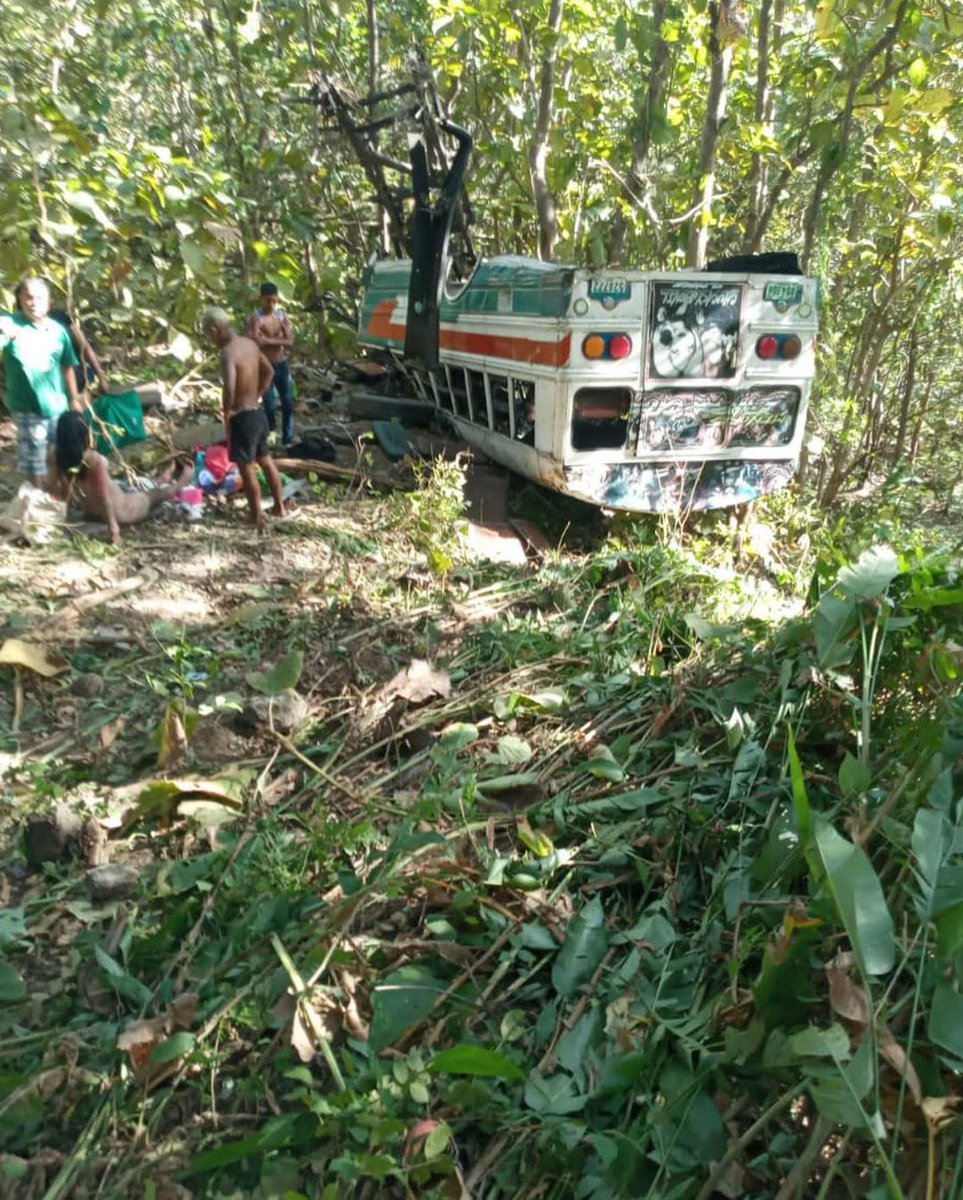 lanoticia507's tweet photo. Bus tipo diablo rojo con  pasajeros a bordo quedó volcado en el sector de Cermeño en Capira. Reportan aproximadamente 25 personas lesionadas. 
@tvnnoticias @criticaenlinea @grupoelite507 @TraficoCPanama https://t.co/3avYi4g1NM