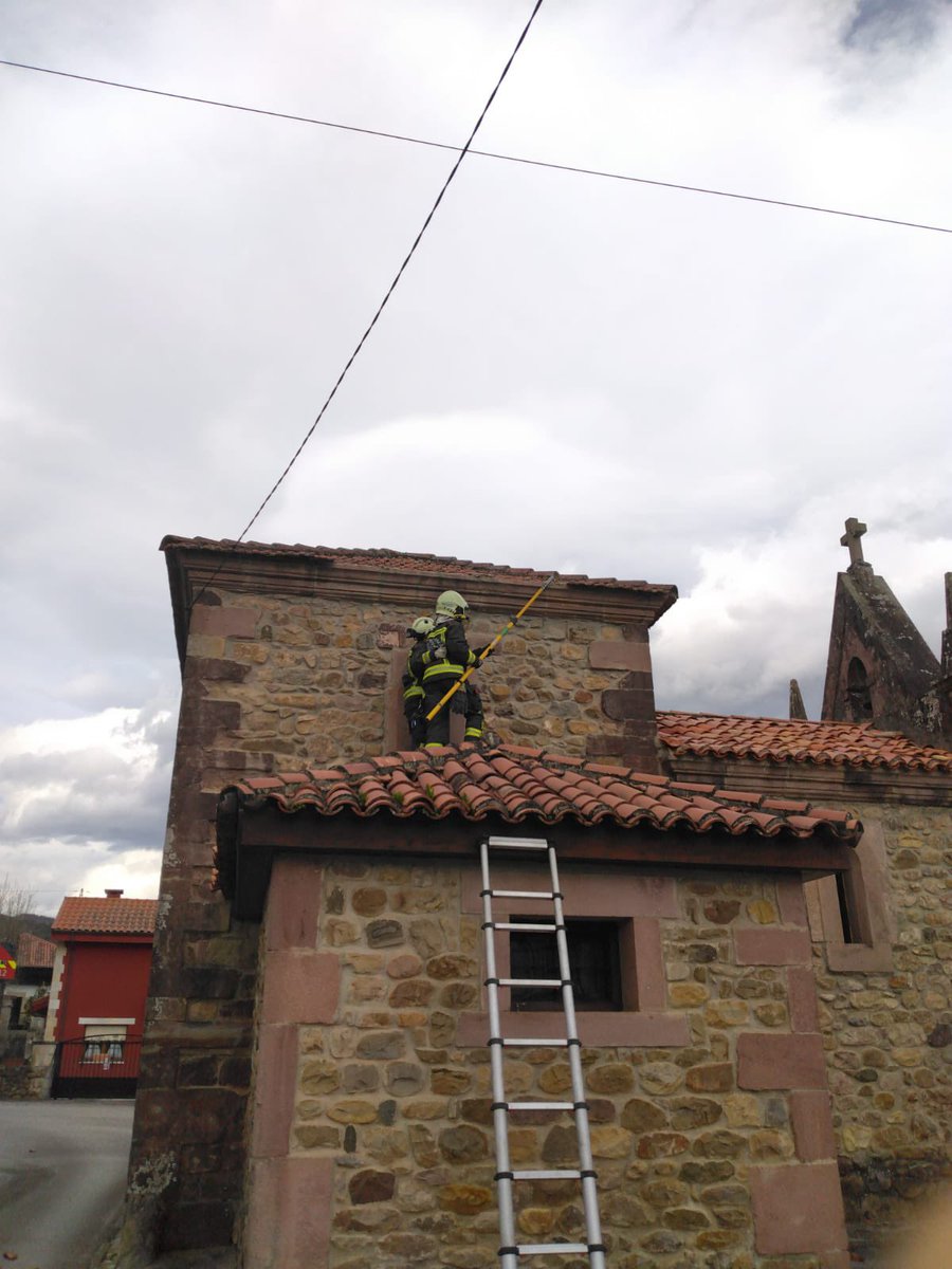 112Cantabria's tweet photo. El viento sigue causando problemas. Bomberos @112Cantabria de #Valdáliga con la colaboración de policía local y @guardiacivil han retirado tejas inestables en la ermita #DeSanPedro y la urbanización Los Molinos de #Periedo (#CabezónDeLaSal) https://t.co/7hiyroUvVL
