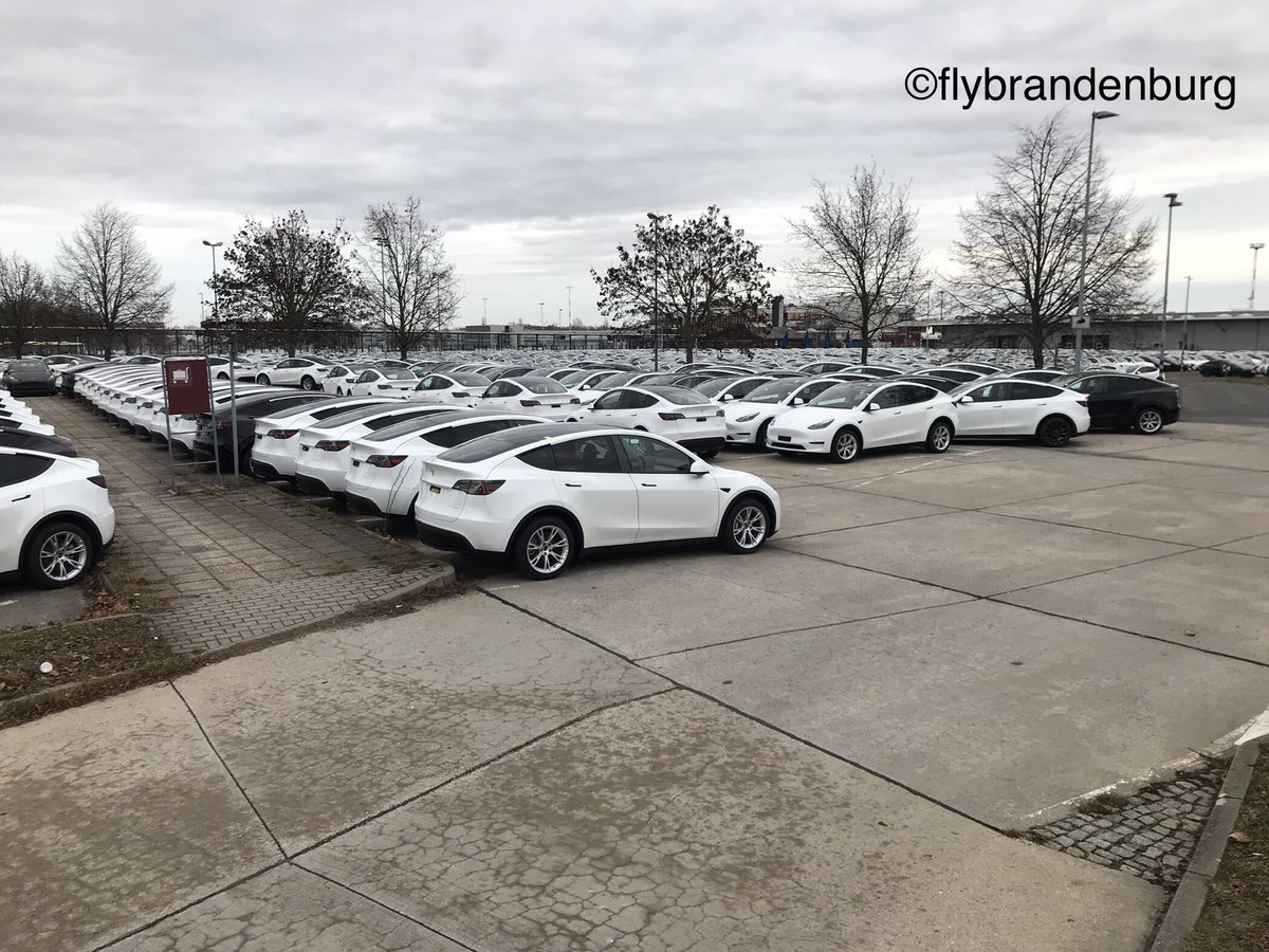 flybrandenburg's tweet photo. In case you're wondering where all the cars from #GigaBerlin went, they were parked in huge parking lots in front of a disused terminal at Berlin Airport. I estimate that 1500-2000 cars are parked here. https://t.co/cmrIhkYvfC