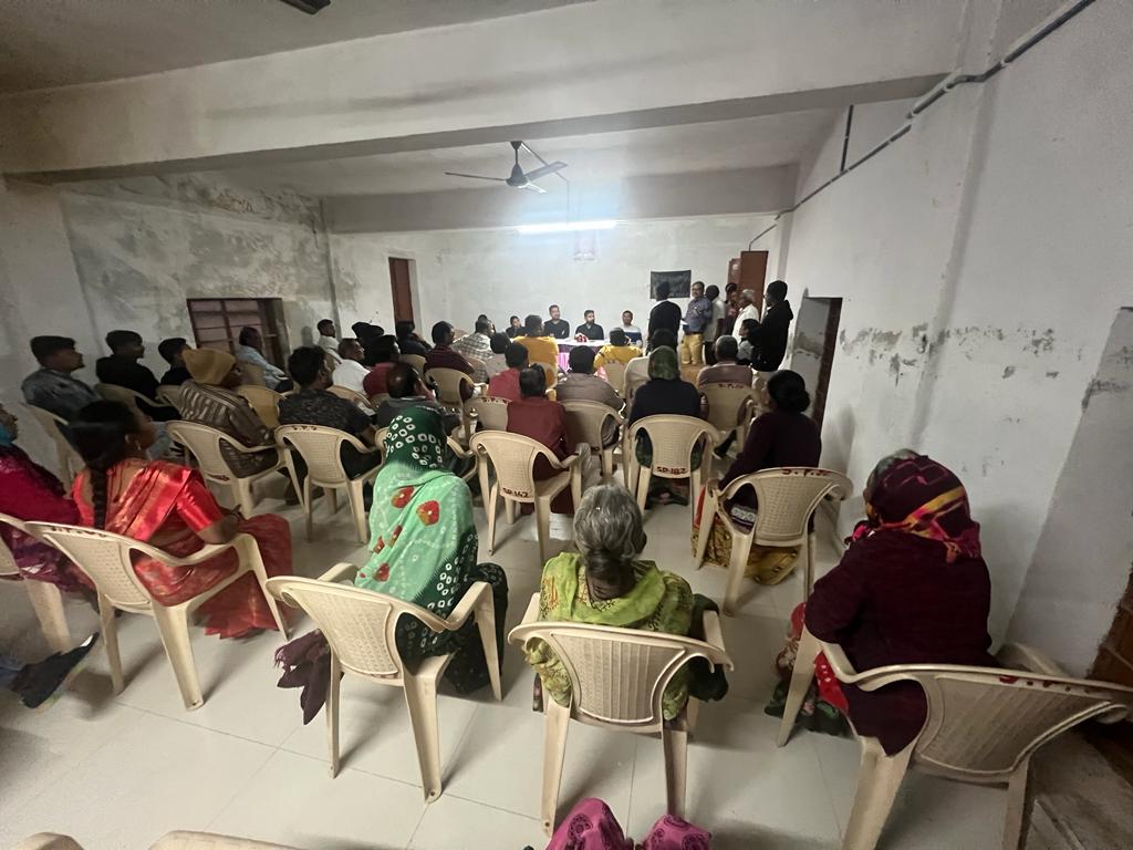 જિલ્લા વહિવટી તંત્ર દ્વારા પ્રજાલક્ષી અભિગમ દાખવતા ગાંધીનગર તાલુકાના શાહપુર ગામે રાત્રીસભાનું સફળતાપૂર્વક આયોજન કરવામાં આવ્યું જેમાં સરકારશ્રીની વિવિધ યોજનાઓથી સ્થાનિકોને વાકેફ કરવાની સાથે ગ્રામજનોને સ્પર્શતા મુદ્દાઓની ચર્ચા કરવામાં આવી. <a href="/pkumarias/">Pankaj Kumar</a> <a href="/CMOGuj/">CMO Gujarat</a>