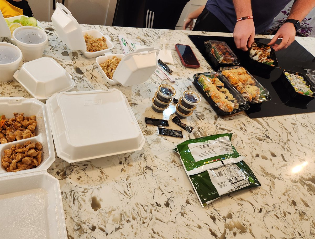 MissABrownie's tweet photo. Happy New Year! Cocktails and sushi tradition!

#makeitagoodone
#HappyNewYear https://t.co/5OvaXfp8a9