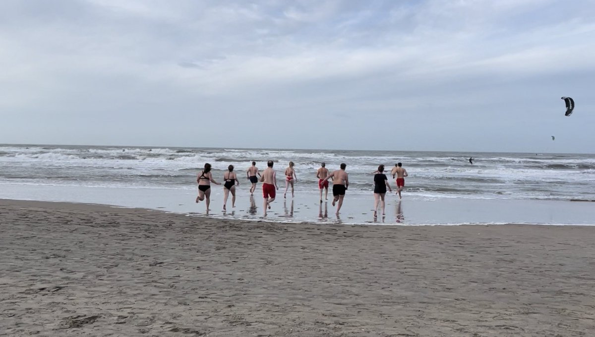 Mooie eerste dag van het jaar! Om 12.00 de duik van een aantal lifeguards en om 14.00 met ruim 35 lifeguards het toezicht bij de Nieuwjaarsduik Zandvoort! #zandvoort #nieuwjaarsduik #beachforsafety