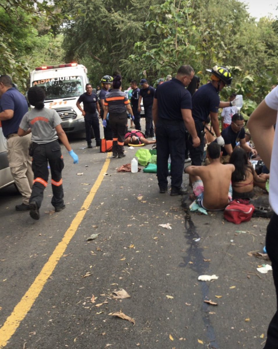 Reportan accidente de tránsito vía hacia Monte Oscuro, en Cermeño de Capira. El transporte, donde un grupo de personas estaba, se salió de la vía y se volcó. Hay varios heridos.
Foto: <a href="/TraficoCPanama/">Tráfico Panamá</a> 
#PanamaenDirecto