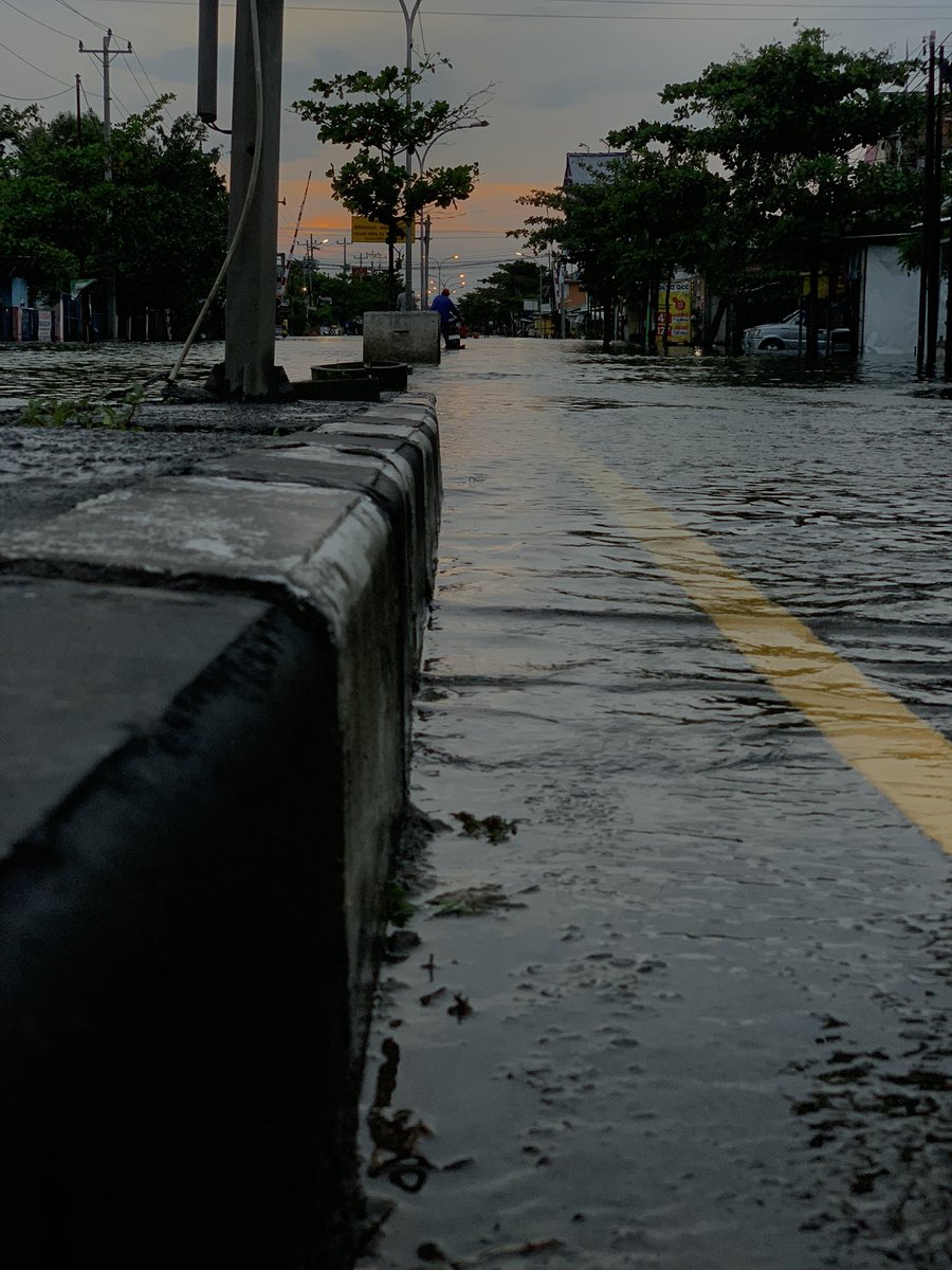 dadikashar's tweet photo. Awali tahun 2023 dengan banjir #Semarang #banjirsemarang #HappyNewYear2023 https://t.co/lv9vNwQJjf