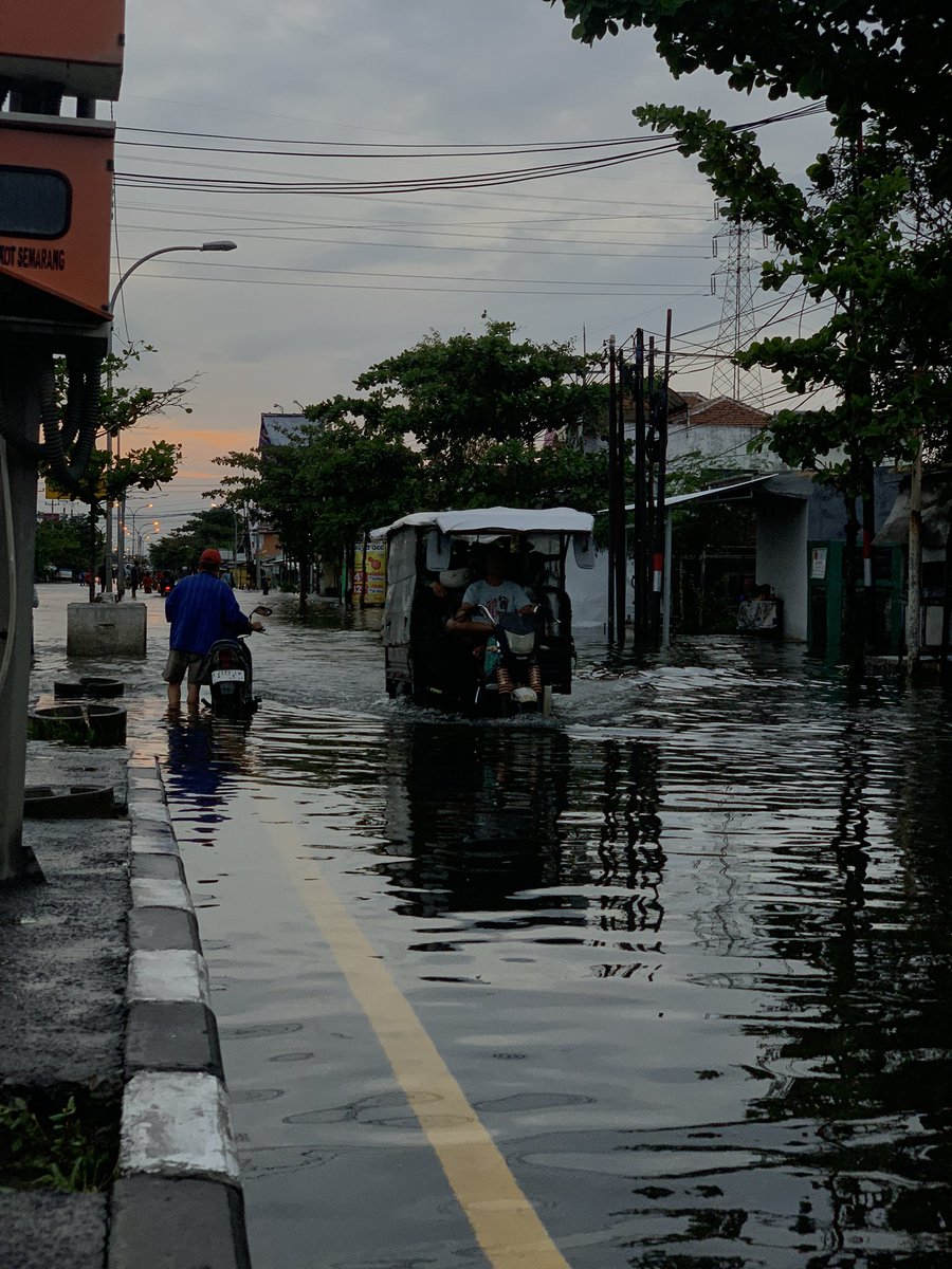 dadikashar's tweet photo. Awali tahun 2023 dengan banjir #Semarang #banjirsemarang #HappyNewYear2023 https://t.co/lv9vNwQJjf