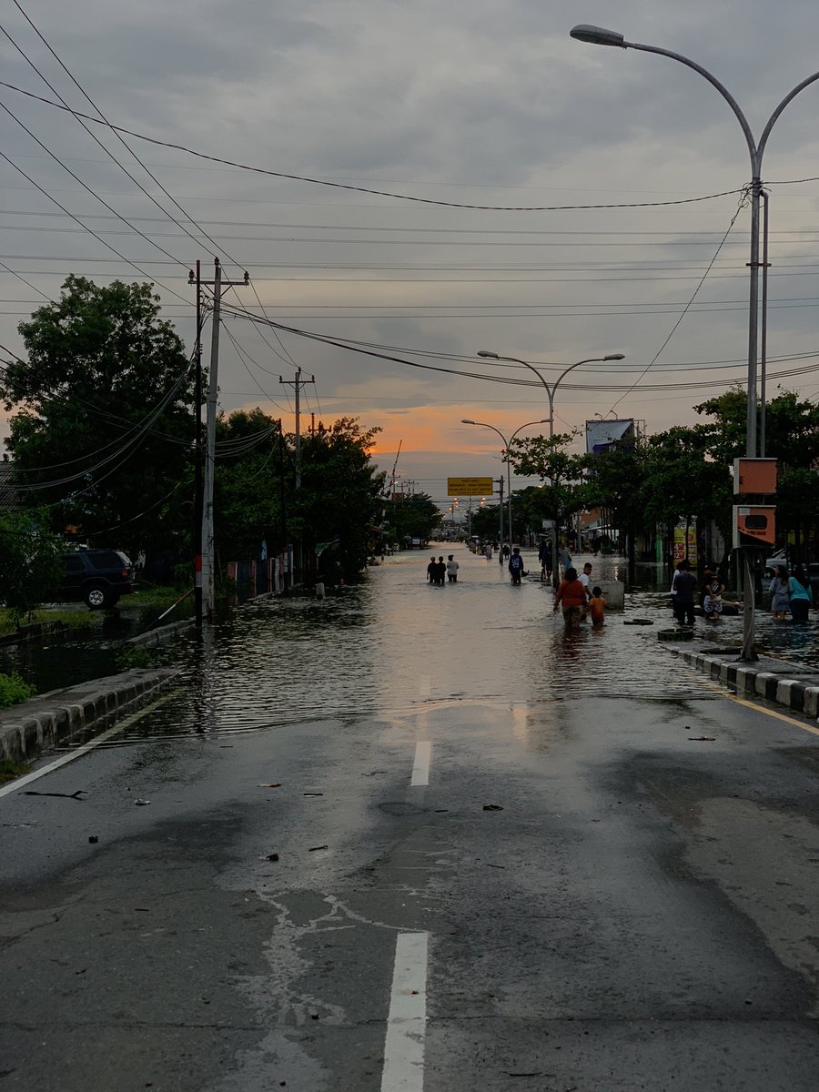 dadikashar's tweet photo. Awali tahun 2023 dengan banjir #Semarang #banjirsemarang #HappyNewYear2023 https://t.co/lv9vNwQJjf