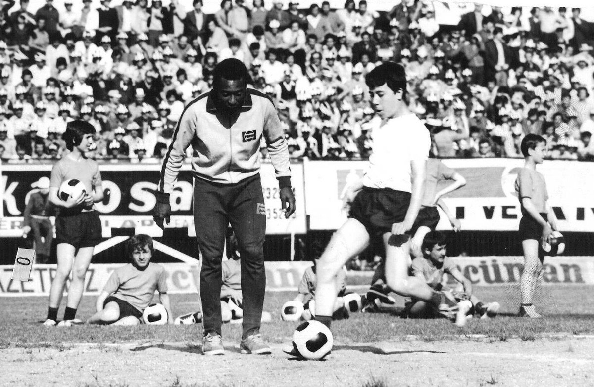 Pele Galatasaray Lisesi öğrencileri ile antrenman yapıyor. Nisan 1975, İnönü Stadı. #Pele #Galatasaray #GalatasarayLisesi